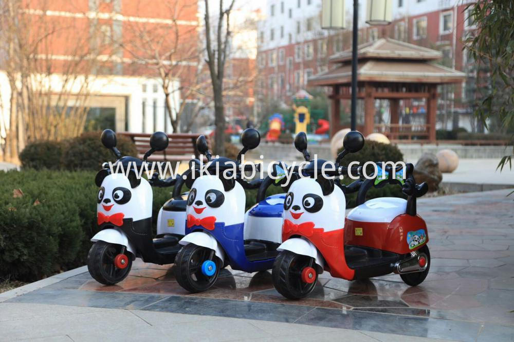 Abaana ba langi ssatu amasannyalaze tricycle .