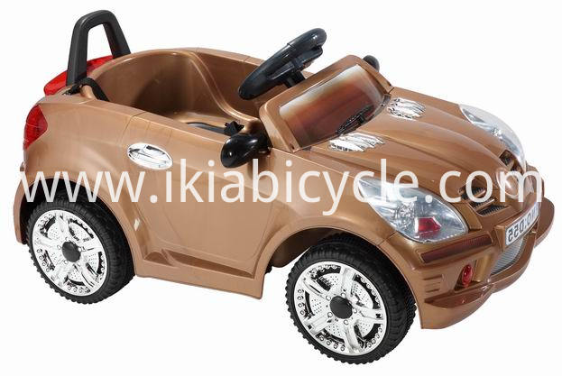 Ride ku mmotoka eri abaana .